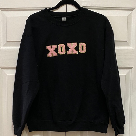 Gildan Other - Gildan Black and Pink Crewneck Sweater